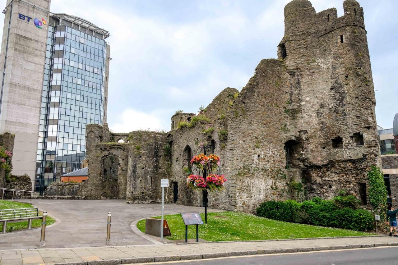 Cwtsh Hostel Swansea Exteriör bild Trim Castle