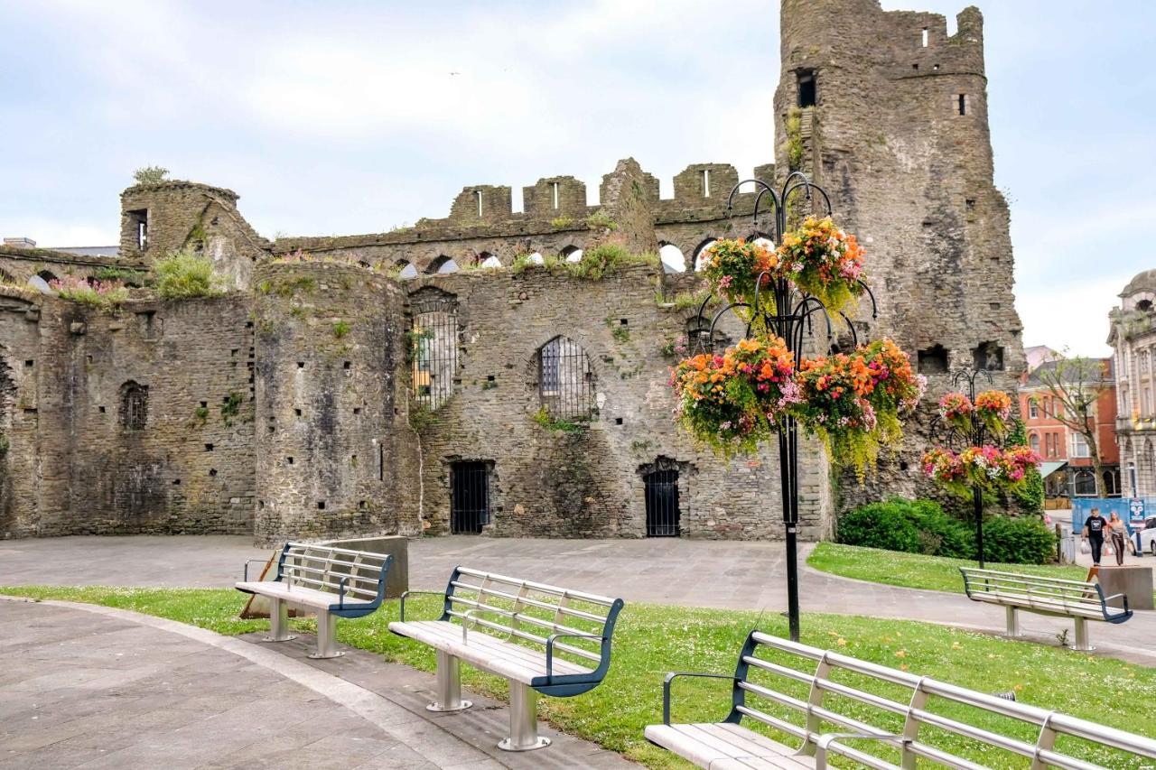 Cwtsh Hostel Swansea Exteriör bild Trim Castle