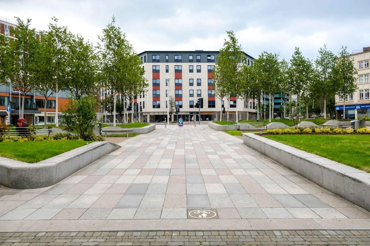 Cwtsh Hostel Swansea Exteriör bild The Square
