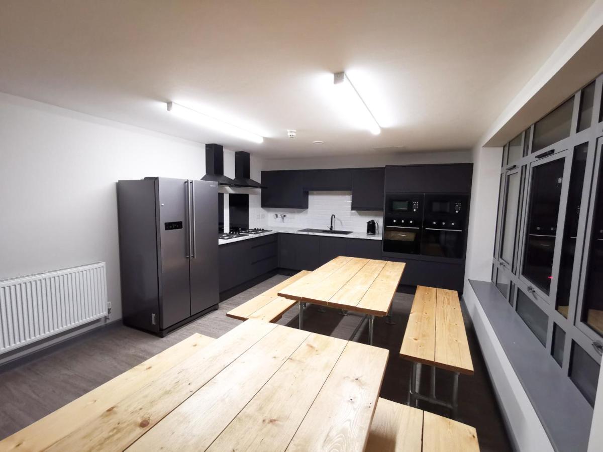 Cwtsh Hostel Swansea Exteriör bild The kitchen at the new student village