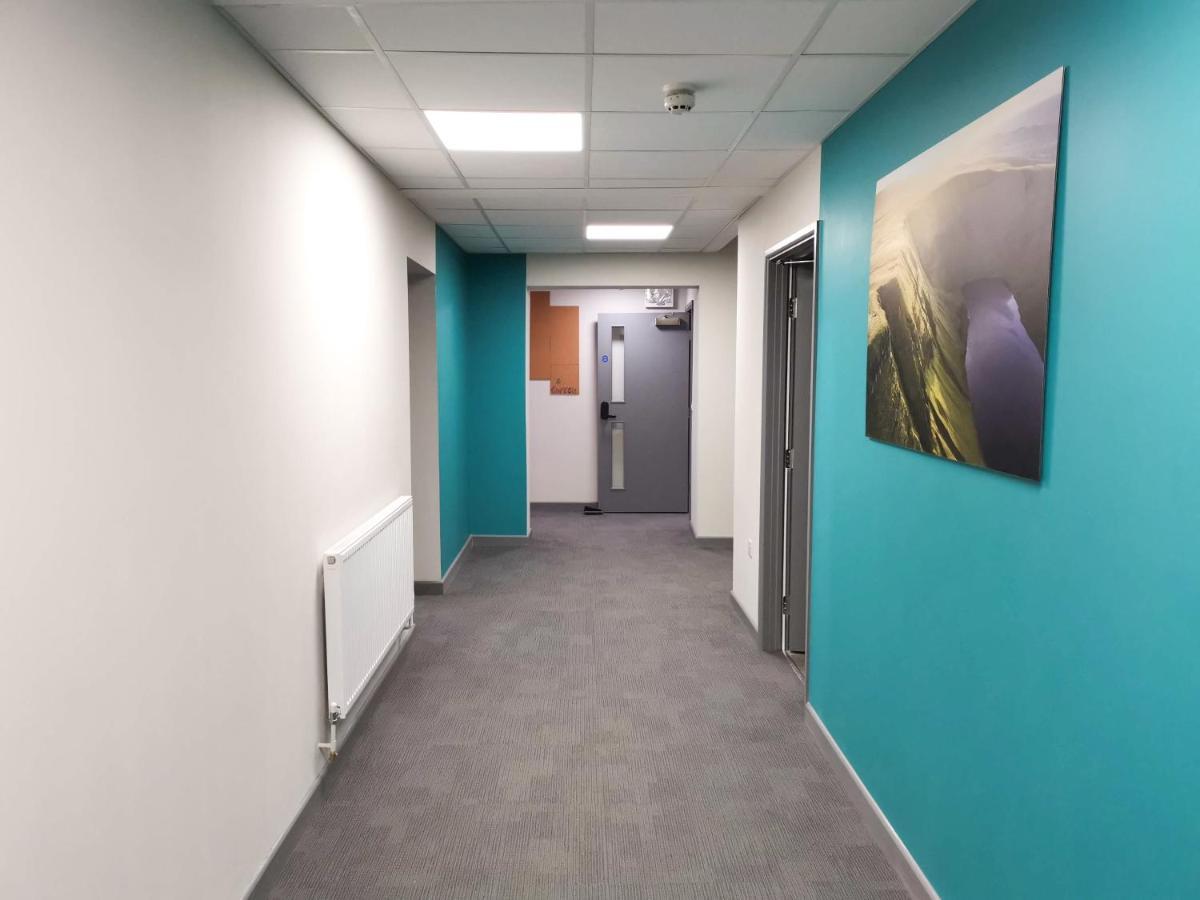 Cwtsh Hostel Swansea Exteriör bild A corridor at the University of Roehampton
