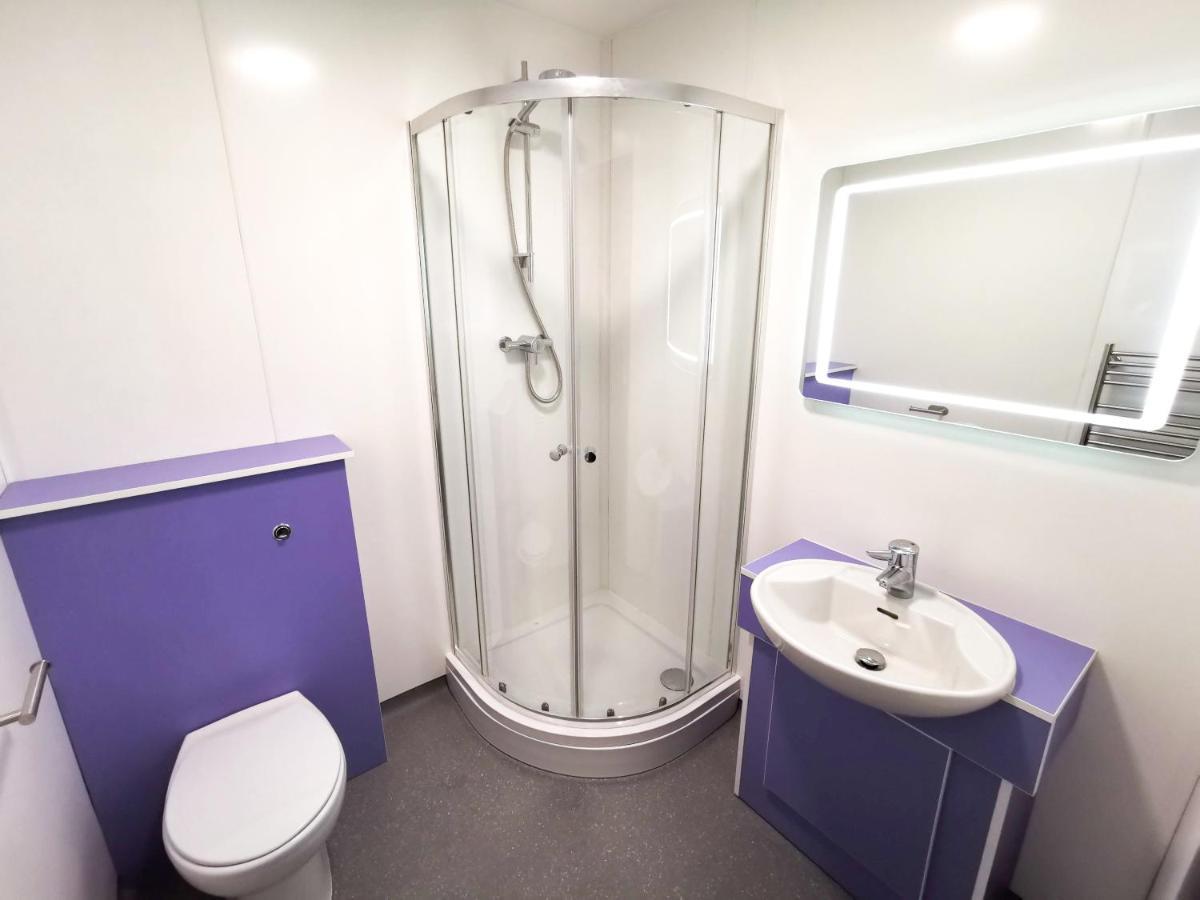 Cwtsh Hostel Swansea Exteriör bild A shower cubicle