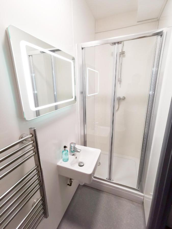 Cwtsh Hostel Swansea Exteriör bild A shower cubicle