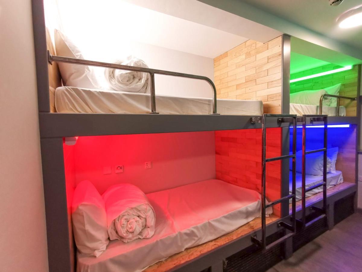 Cwtsh Hostel Swansea Exteriör bild A capsule hotel in Tokyo