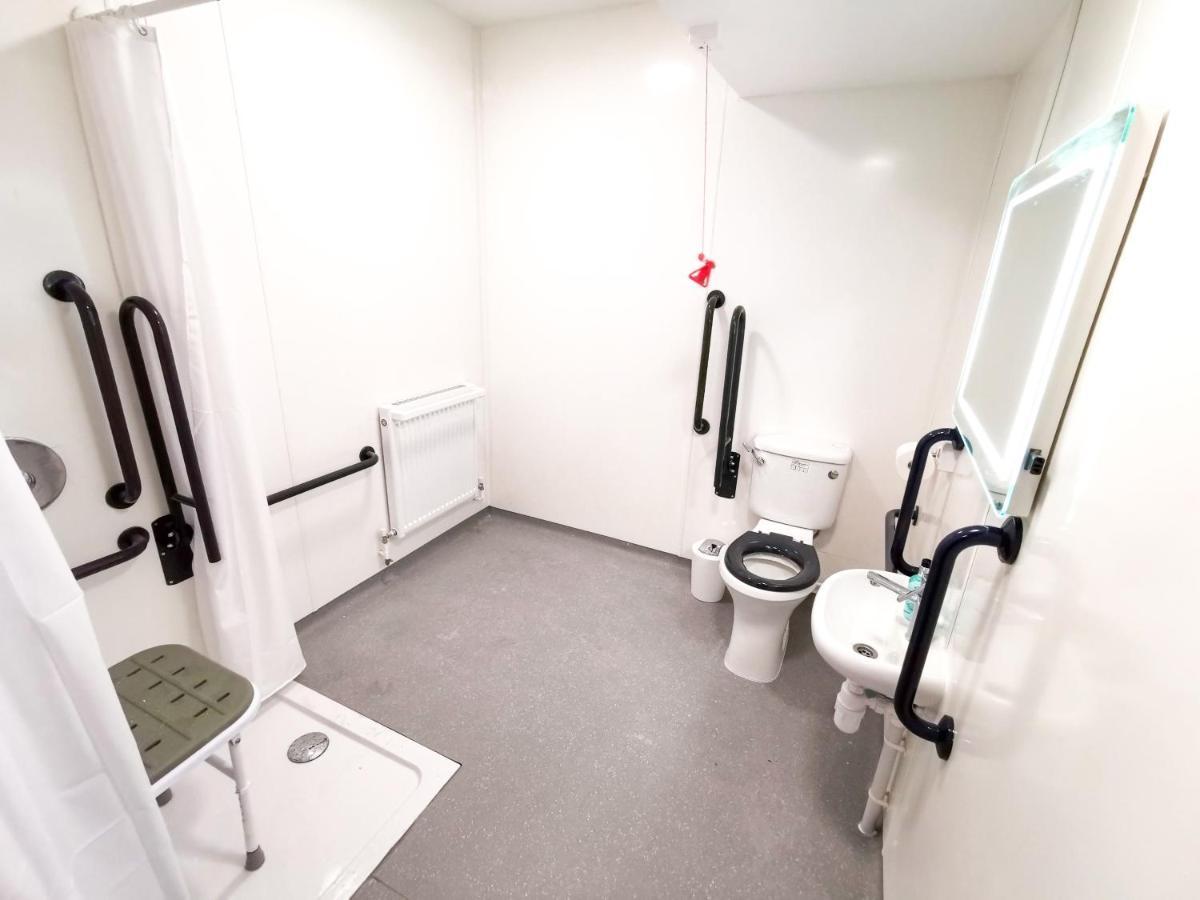 Cwtsh Hostel Swansea Exteriör bild Disabled toilet with alarm bell