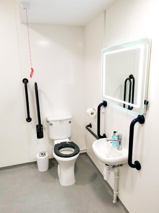 Cwtsh Hostel Swansea Exteriör bild Disabled toilet with disabled facilities grant equipment