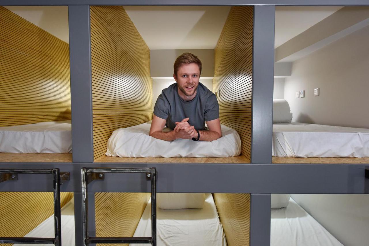 Cwtsh Hostel Swansea Exteriör bild A guest in a capsule at the hotel