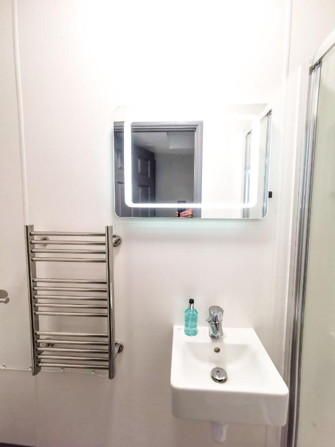 Cwtsh Hostel Swansea Exteriör bild A heated towel rail