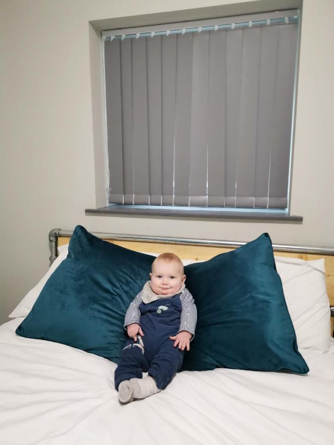 Cwtsh Hostel Swansea Exteriör bild A baby on a bed