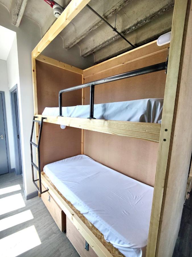 Cwtsh Hostel Swansea Exteriör bild Bunk beds in a hostel