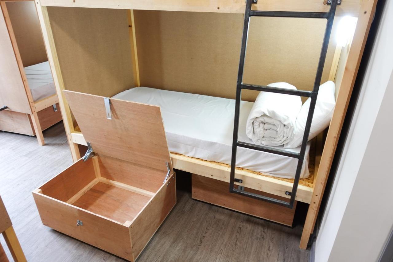 Cwtsh Hostel Swansea Exteriör bild A bunk bed with storage underneath