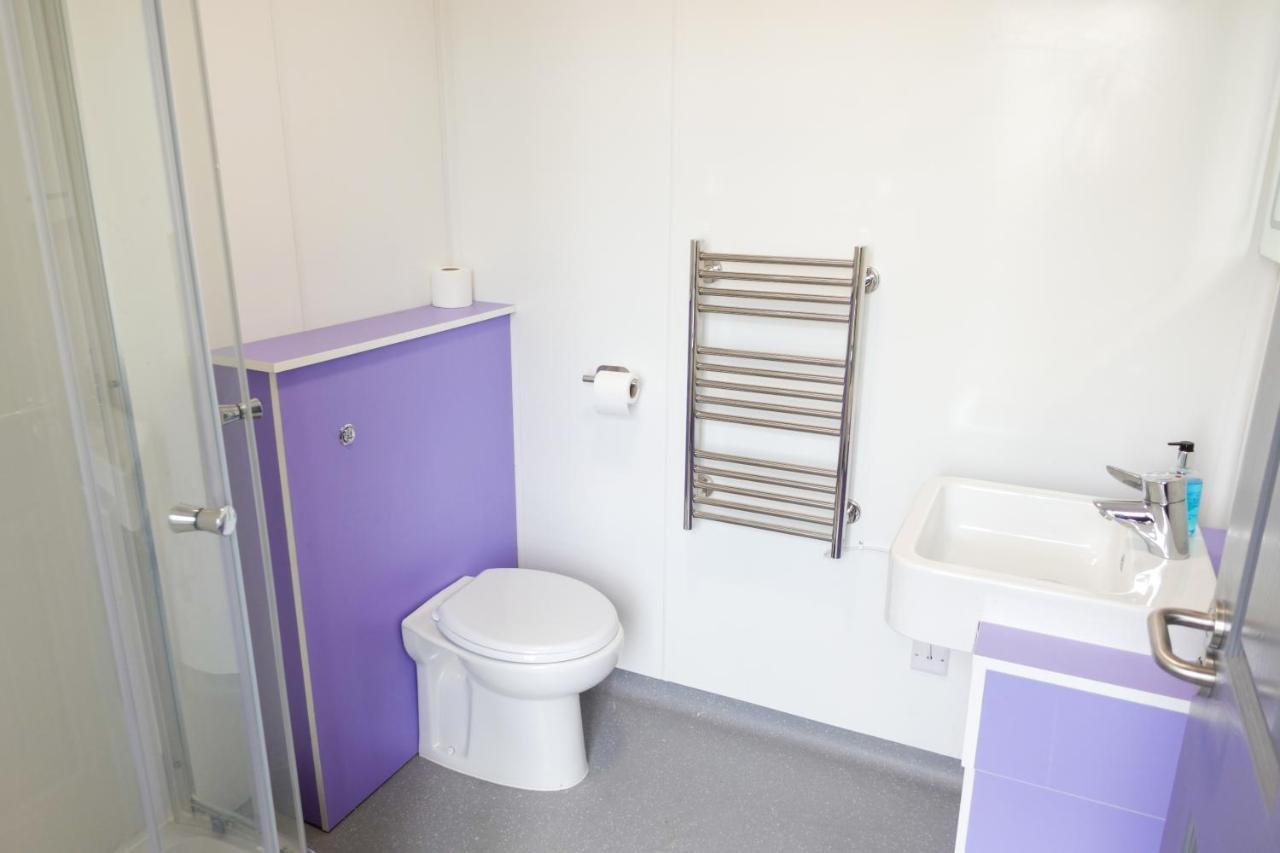 Cwtsh Hostel Swansea Exteriör bild A bathroom in a student flat