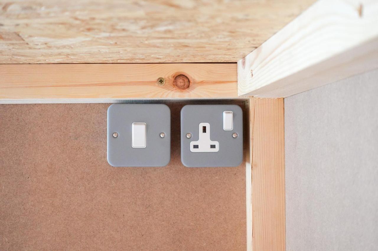 Cwtsh Hostel Swansea Exteriör bild A UK light switch and socket